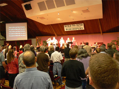 The contemporary service had about 500 poeple in attendance and felt that God was in their midst 