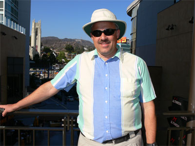 John arrives in Hollywood. Shot taken from the promenade of the shopping mall. 