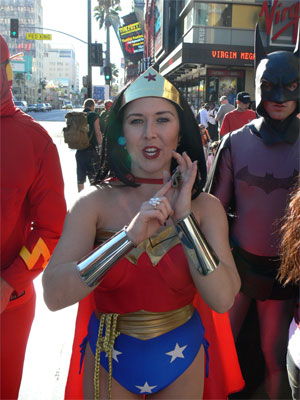 Wonder Women asks for money for photo 