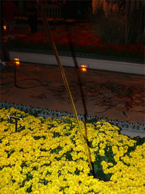 The arch of water seemed to disappear into the ground. Suddenly, it stopped for a minute with no splash at all. Then it reappeared. Beautiful! 