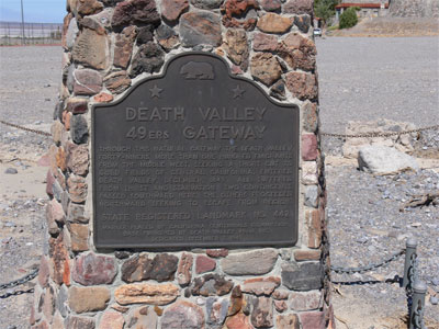 Plaque marking the natural gateway where the 49ers caravan passed on their way to the California gold rush. Of the 100 people, one died after becoming lost. 