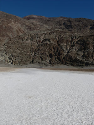View back to road from the end of the walkway out on the salt flat. It was 34' C here. 